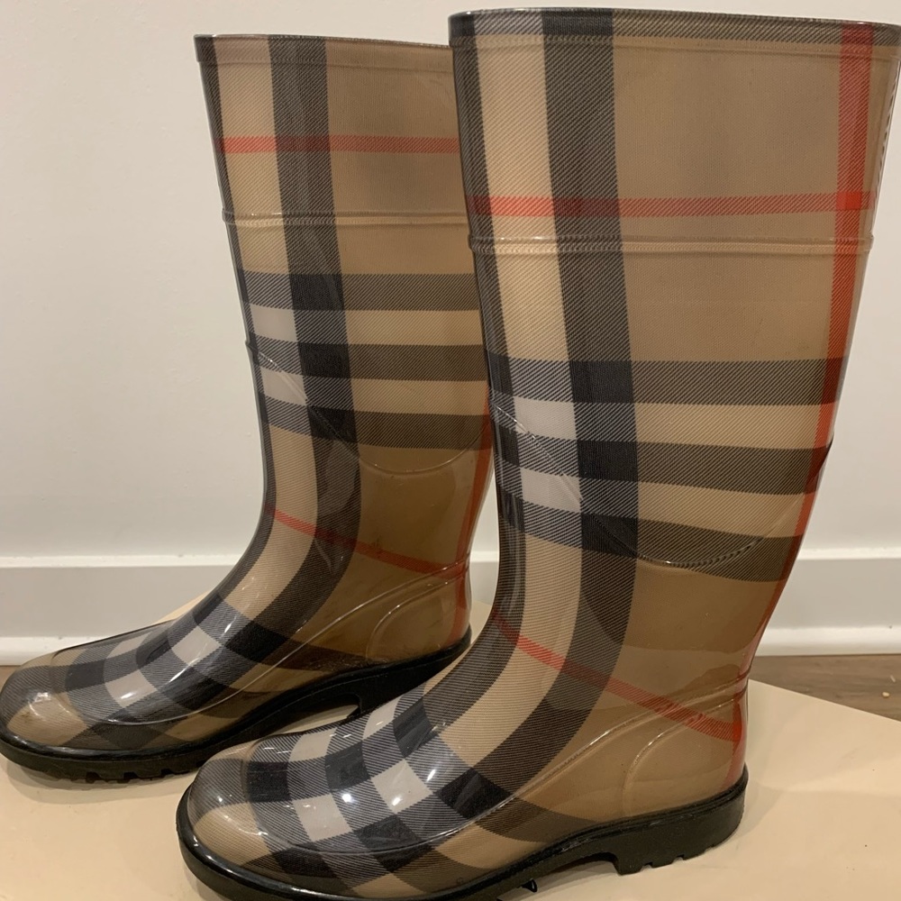 LIGHTLY USED BURBERRY RAINBOOTS